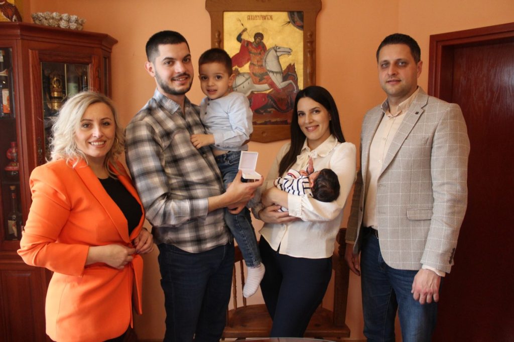 DUKAT ZA DUNJU: Načelnik darivao prvorođenu bebu iz Čelinca (FOTO)
