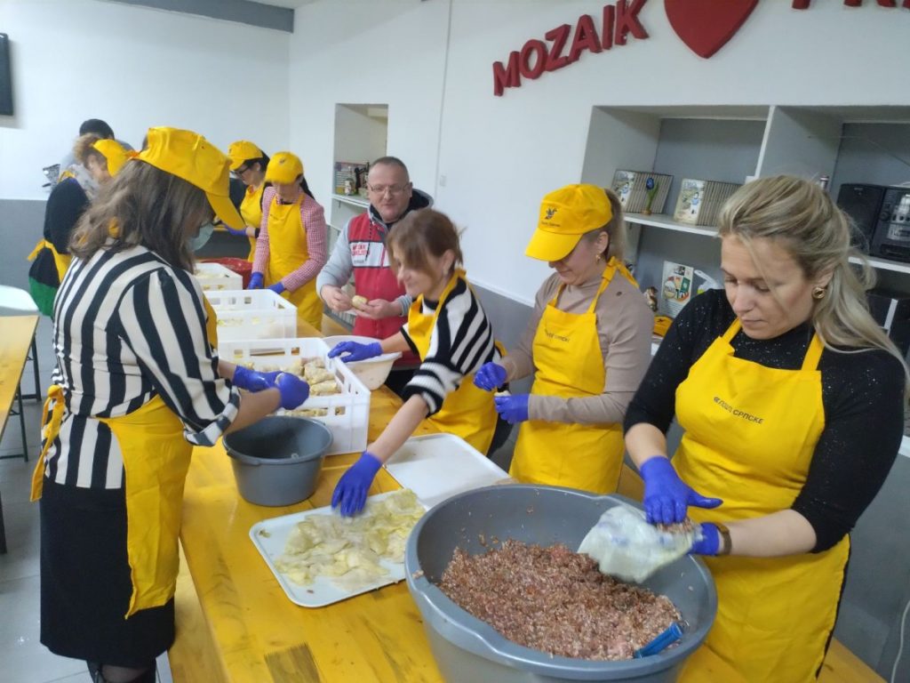 BOŽIĆNI RUČAK U „MOZAIKU PRIJATELJSTVA“: Spreman obrok za 500 korisnika javne kuhinje