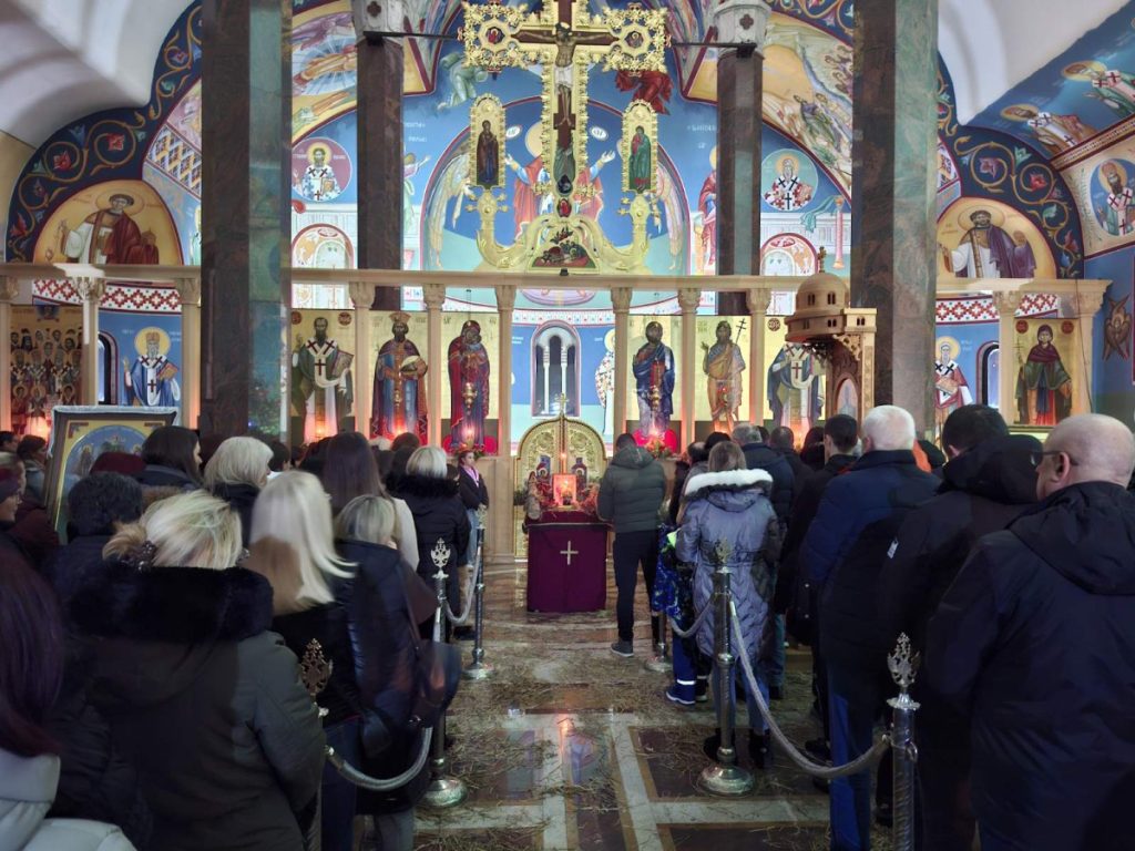СРБИ ПРОСЛАВЉАЈУ РОЂЕЊЕ ХРИСТОВО: Уз звона на свим православним храмовима тачно у поноћ вјерници дочекали Божић (ФОТО)