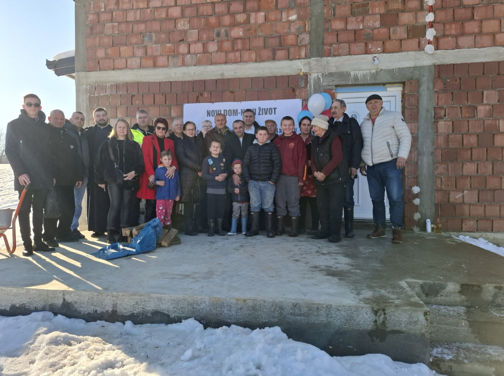 ПОРОДИЦА ПИЈЕТЛОВИЋ ДОБИЛА КРОВ НАД ГЛАВОМ: Светог Стефана славе у новој кући