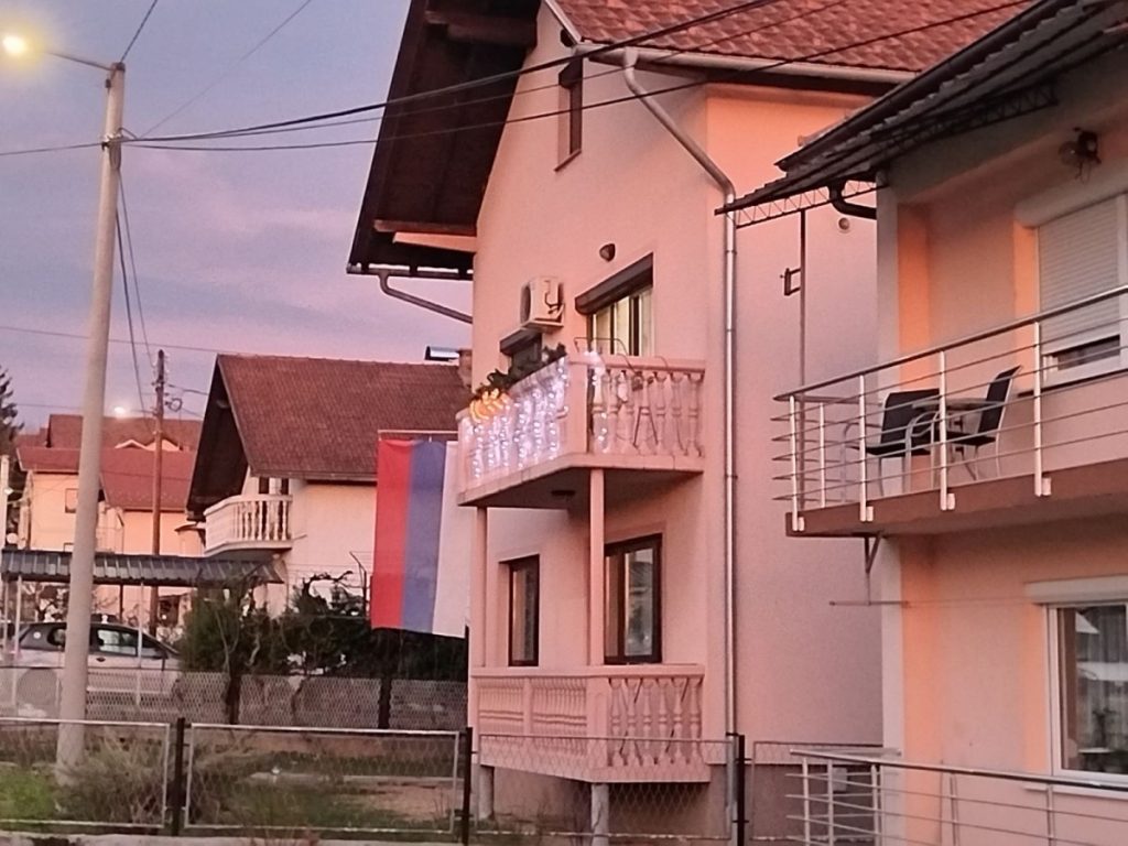 BANJALUČANI OKITILI DOMOVE TROBOJKAMA: Vijore se zastave povodom proslave 9. januara (FOTO)