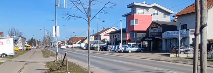 VANDALIZAM U BANJALUCI: Polomljena mlada stabla u naselju Lazarevo (FOTO)