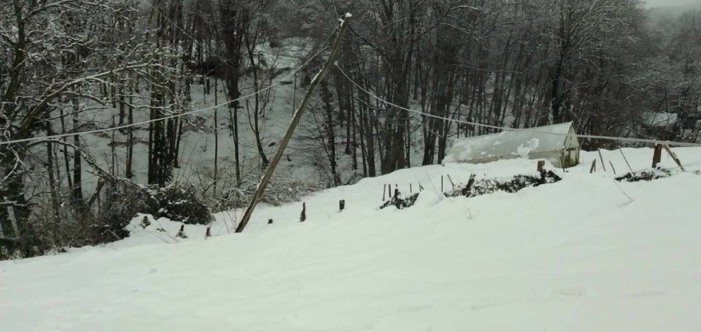 ŽICE OD STRUJE SKORO NA ZEMLJI: Porodica u selu kod Prnjavora danima strahuje, u gradskoj „Elektrokrajini“ nema reakcije