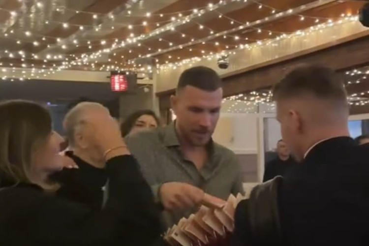 KITIO HARMONIKAŠA PARAMA: Džeko se opustio uz pjesmu Sinana Sakića (VIDEO)