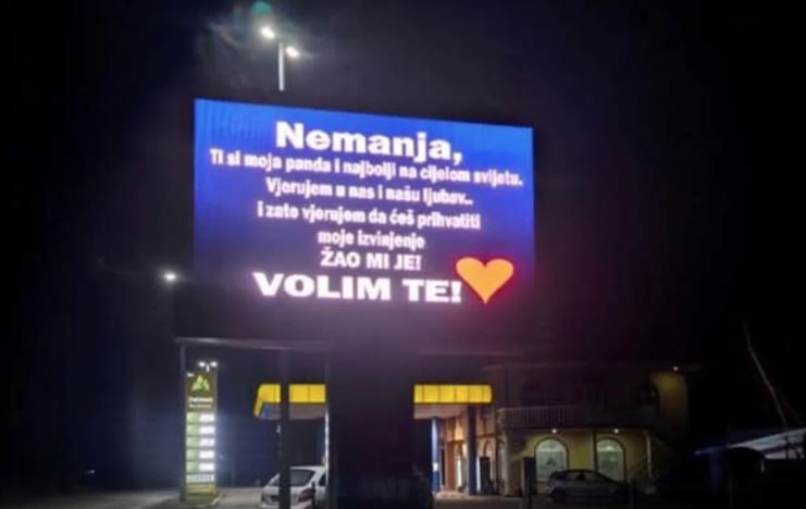 ДЈЕВОЈКА ИЗ ГРАДИШКЕ СЕ ИЗВИНУЛА ДЕЧКУ ПУТЕМ БИЛБОРДА: Несвакидашњи призор у граду на Сави (ФОТО)
