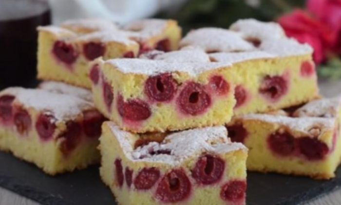 OMILJENA STARINSKA POSLASTICA: Napravite kolač sa višnjama, ukućani će biti oduševljeni (RECEPT)