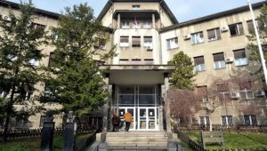 СТУДЕНТИ У ШОКУ: Пао дио плафона на Медицинском факултету (ФОТО)