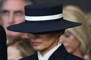 MOĆAN POTEZ: Evo zašto je Melanija Tramp nosila šešir kakav nose pripadnice kraljevske porodice