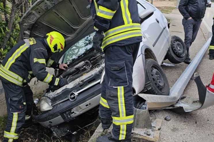 SAOBRAĆAJNA NESREĆA KOD MOSTARA: Vozača spasavali vatrogasci i Hitna (FOTO)