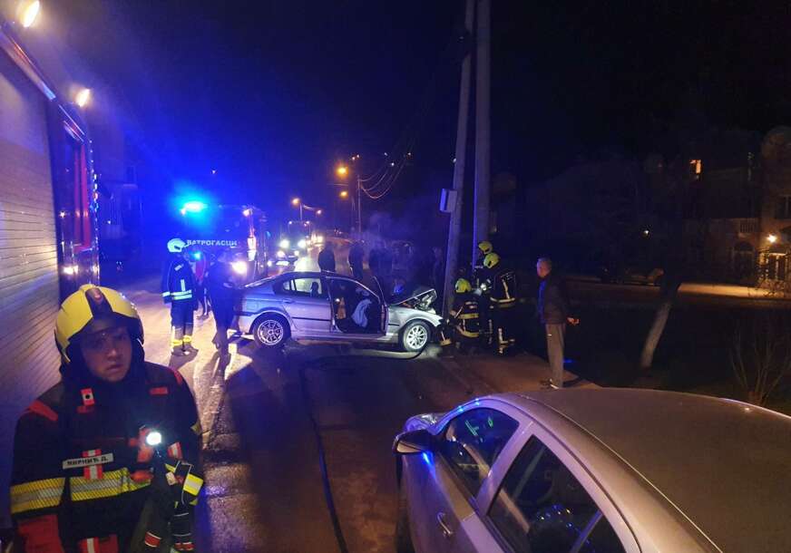 НЕСРЕЋА У БАЊАЛУЦИ: Аутомобилом се забио у бандеру, интервенисали ватрогасци (ФОТО)