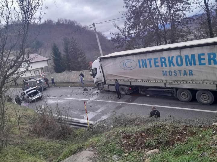 ВОЗАЧ КАМИОНА МАКСИМАЛНО ПОКУАШАО ДА ИЗБЈЕГНЕ СУДАР: Објављен снимак са мјеста стравичне несреће у Коњицу (ВИДЕО)