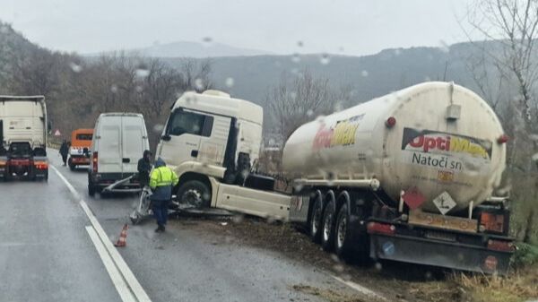 VOZAČ IZBJEGAO SMRT ZA DLAKU: Cisterna probila bankinu i sletjela s ceste