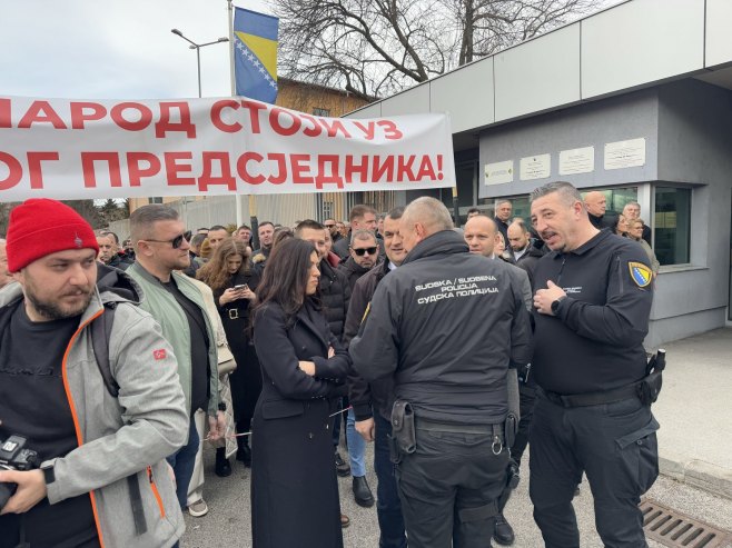 „ОВО НАСИЉЕ НЕЋЕ УПЛАШИТИ СРБЕ“: Полиција Кантона Сарајево насрнула на грађане који су дошли да подрже Додика