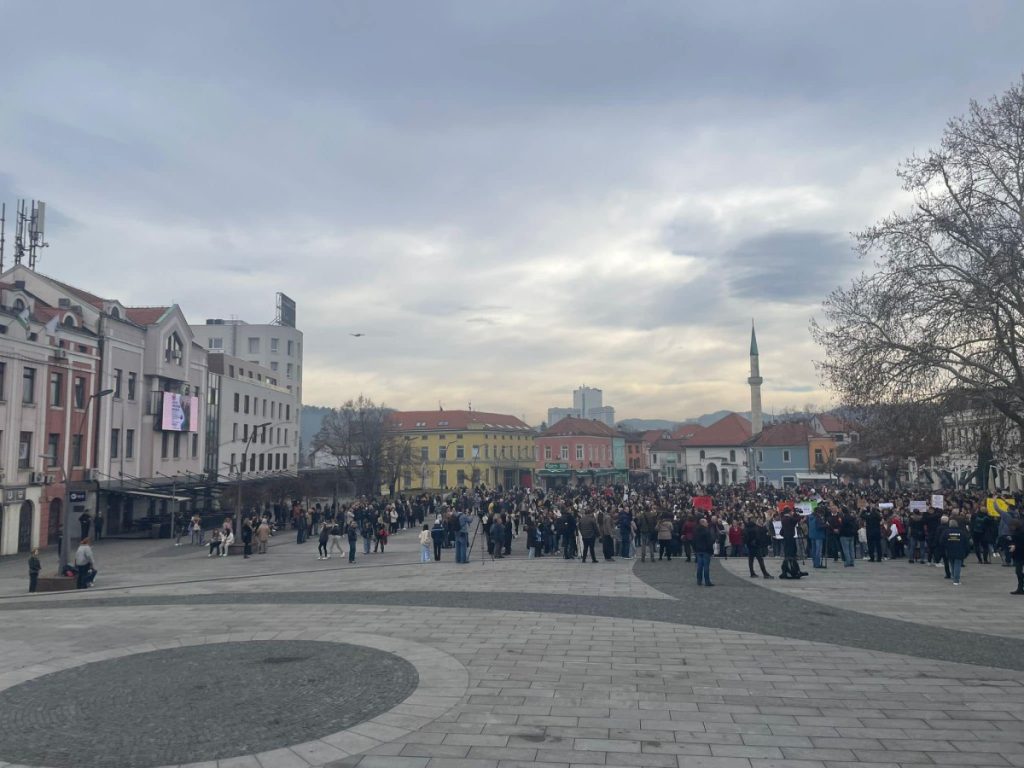 „SKUPLJA MJESEČNA, NEGO SEMESTAR“ Stotine na protestima studenata i đaka u Tuzli (VIDEO)