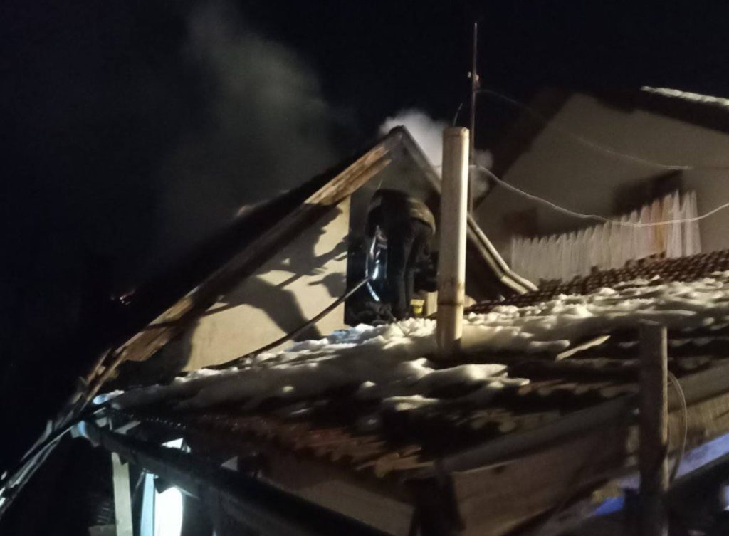 HEROJI NA DJELU: Banjalučki vatrogasci ugasili požar na kući i spasili mačku (FOTO)