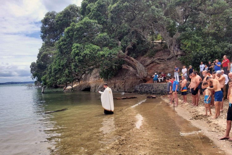 PRVI NA SVIJETU ZAPLIVALI NA BOGOJAVLJENJE: Srbi u Kaliforniji ispoštovali tradiciju Časnog krsta (FOTO)