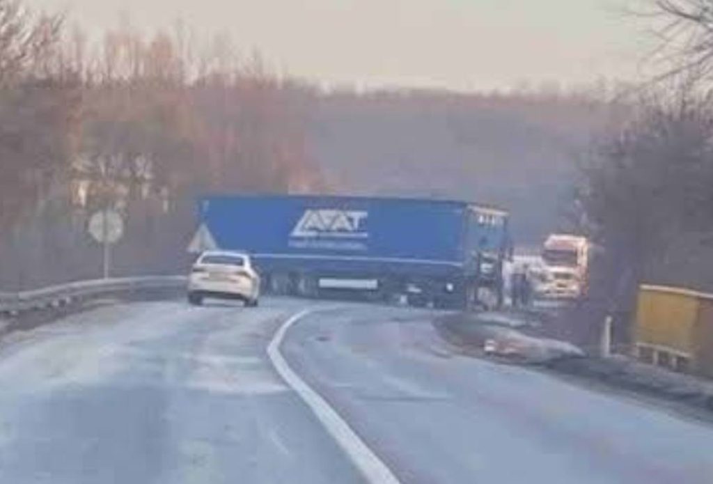 SAOBRAĆAJNA NEZGODA: Sudar dva kamiona u Doboju (FOTO)
