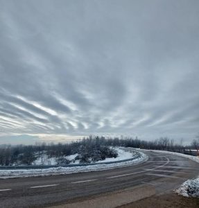 ОПРЕЗ, ВОЗАЧИ: Клизави коловози, магла смањује видљивост