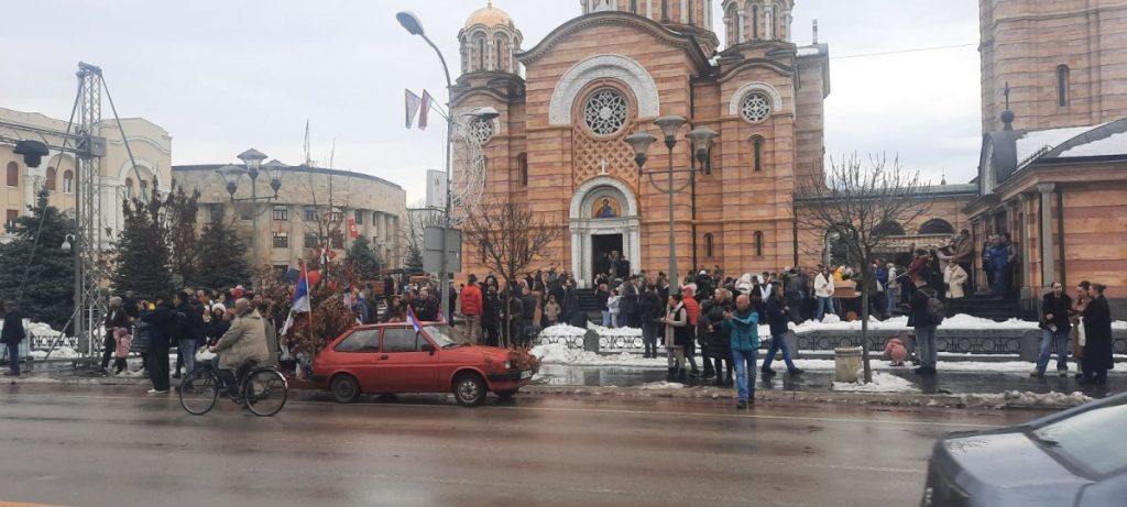 U BANJALUCI SVEČANA POVORKA SA BADNJACIMA: Ispred Hrama Hrista Spasitelja se okupio veliki broj vjernika (FOTO/VIDEO)
