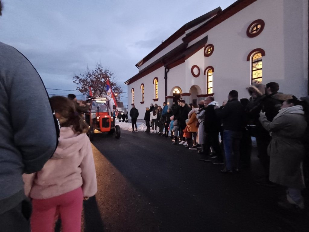 PRIJEČANI U DUHU TRADICIJE: Badnjak dočekan i naložen ispred crkve Svetog Vasilija Ostroškog (VIDEO)