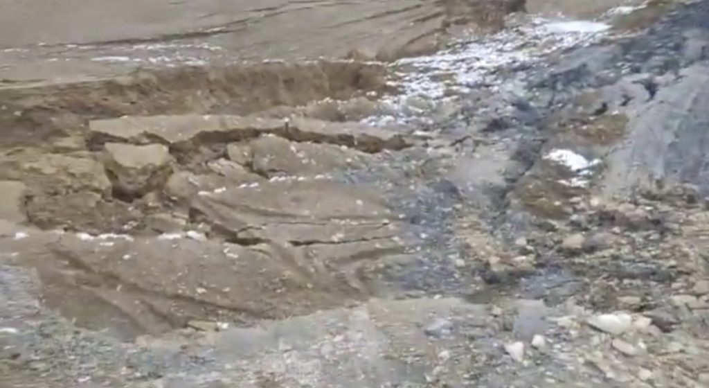 DRAMATIČNA SITUACIJA KOD MAGLAJA SE NASTAVLJA: Naložena evakuacija preostalih šest porodica iz zone klizišta (VIDEO)