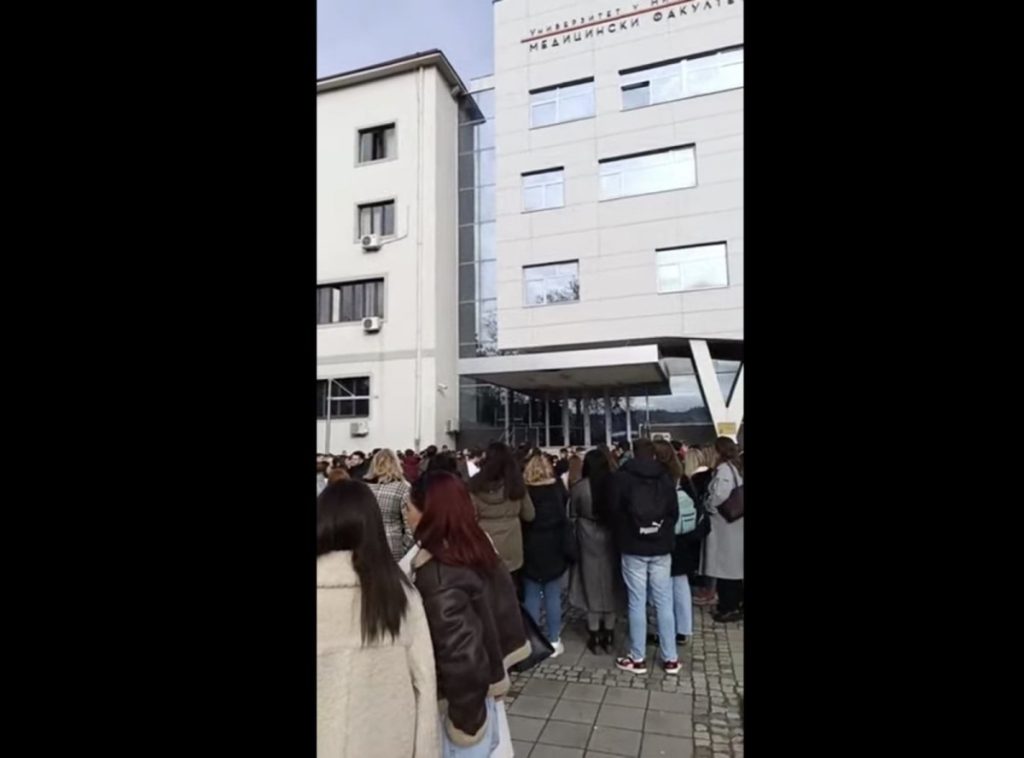 СТУДЕНТИ БЛОКИРАЛИ ФАКУЛТЕТ: Незадовољни због јануарског рока