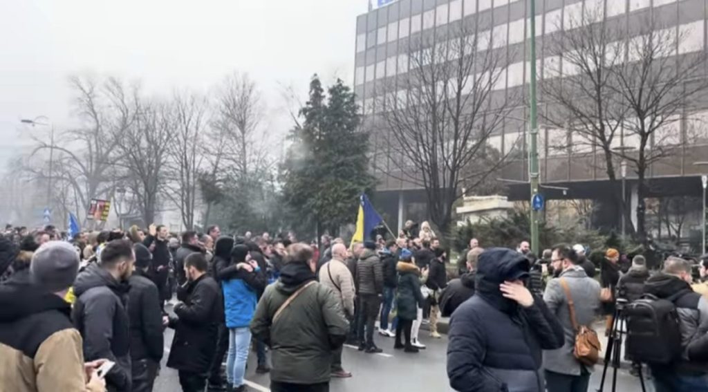 PROTEST ZBOG POVEĆANJA MINIMALCA: Poslodavci i radnici blokirali Vladu FBiH (VIDEO)