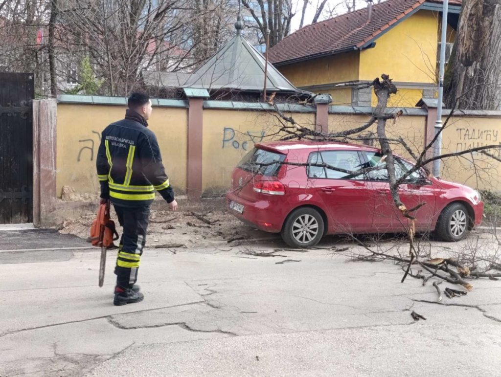 JAK VJETAR NAPRAVIO HAOS U BANJALUCI: Ogroman dio stabla pao na automobil (FOTO)