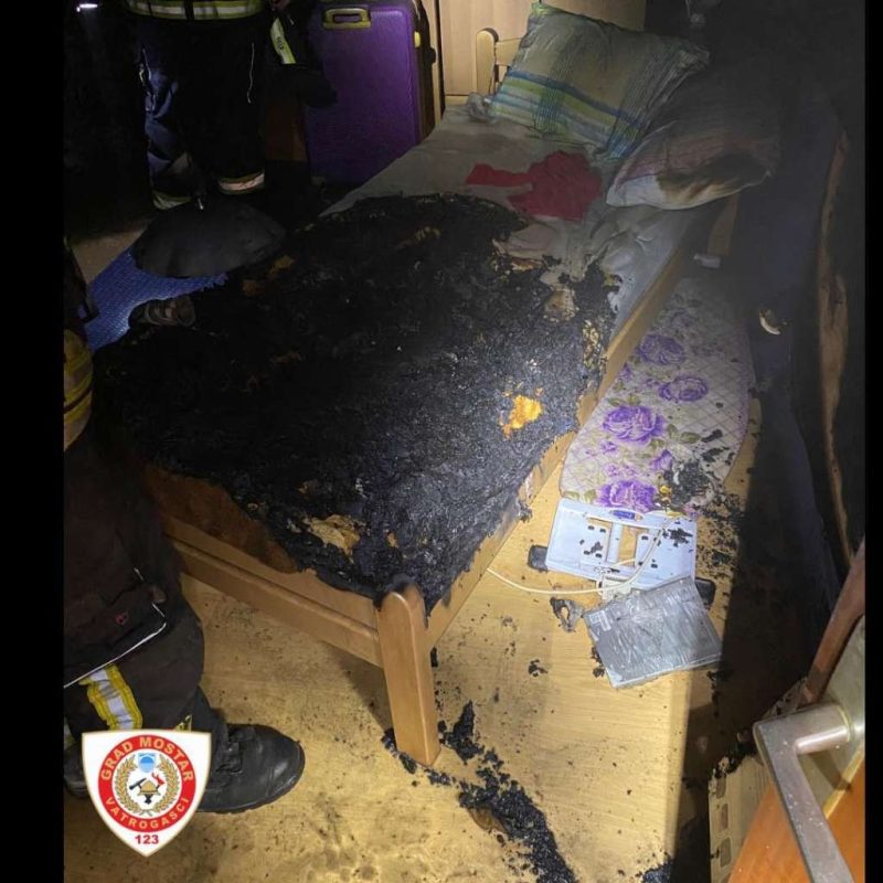 POŽAR U STANU U MOSTARU: Vatra prvo zahvatila krevet, jedna osoba prevezena u bolnicu (FOTO)