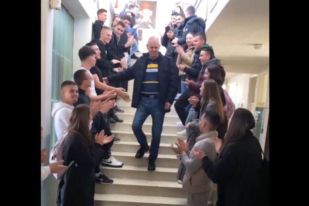 „ДА ДУГО ЖИВИШ, ДОБРИ ЧОВЈЕЧЕ“: Невесињски ученици домару Неђи приредили дирљив испраћај у пензију (ВИДЕО)