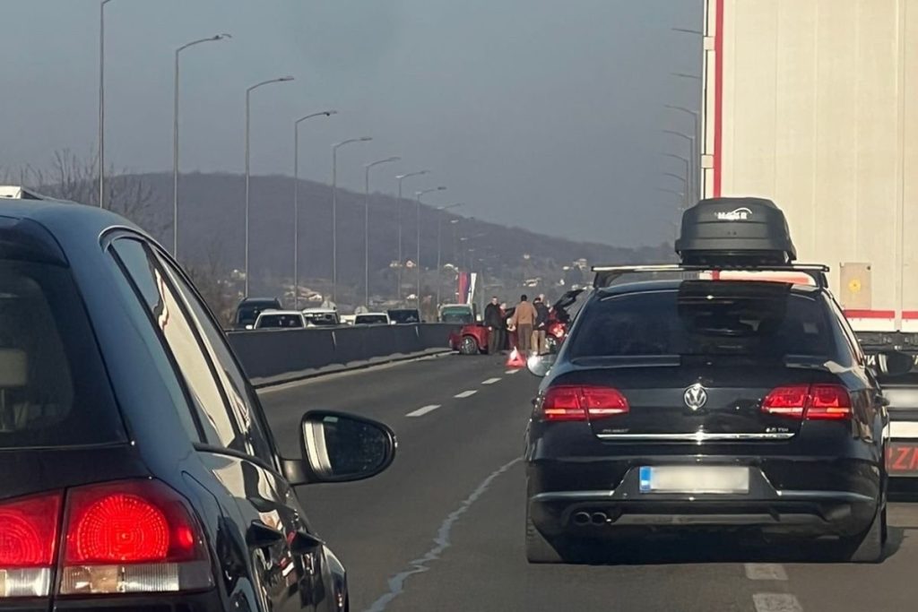 BLOKIRANE OBJE TRAKE: Sudar na brzoj cesti u Zalužanima (VIDEO)