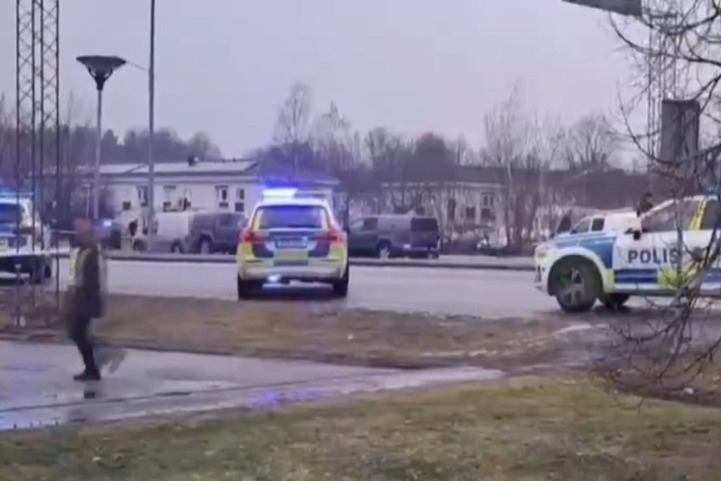 JEDANAESTORO MRTVIH, UKLJUČUJUĆI I UBICU: Poznat identitet napadača iz maskra u Švedskoj (VIDEO)