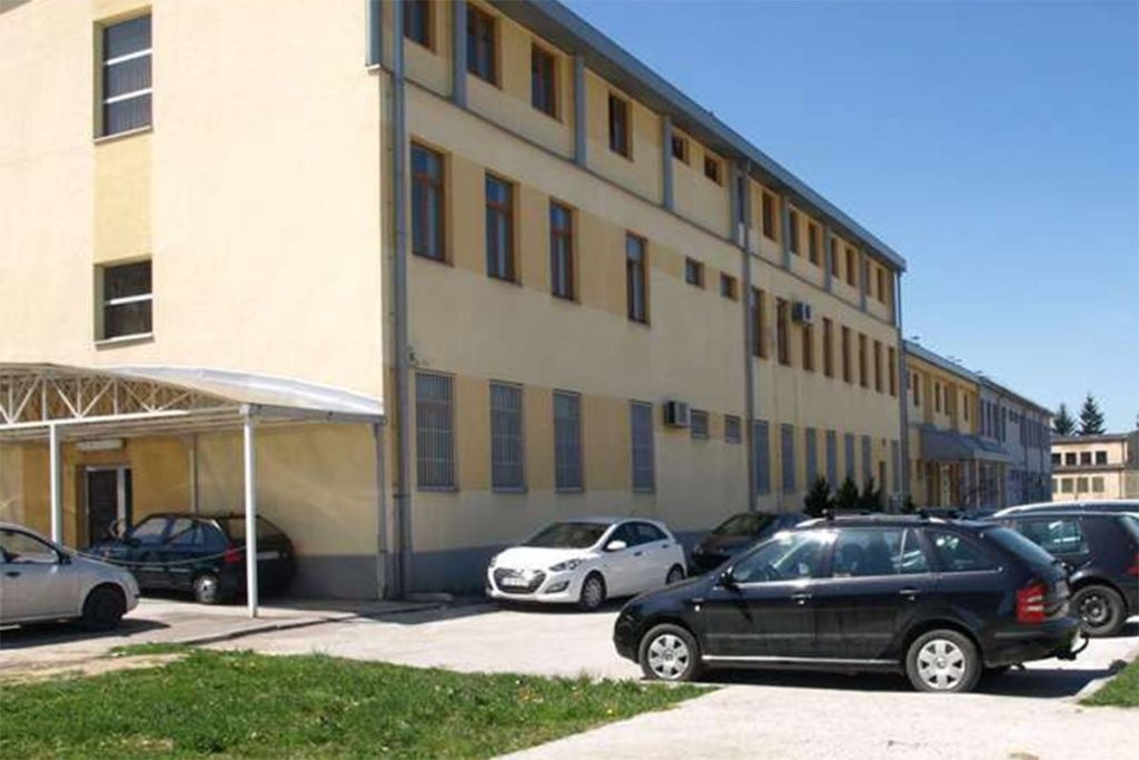 IZBOLA MUŽA DOK JE LEŽAO NA KAUČU: Predložen pritvor za ženu iz Sokoca