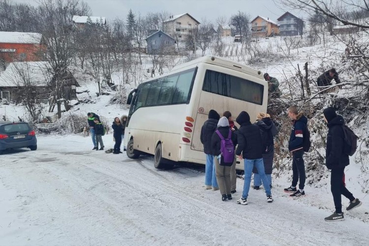 SAOBRAĆAJNA NEZGODA KOD ZVORNIKA: Autobus pun učenika završio u kanalu (FOTO)