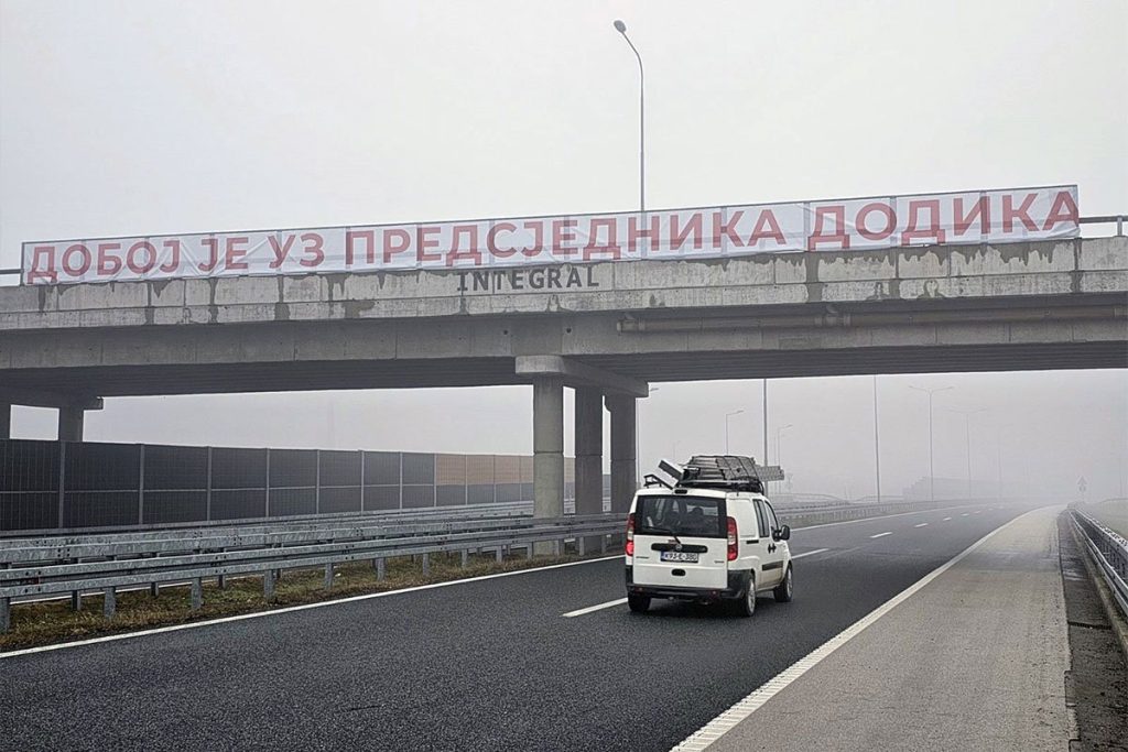 TRANSPARENT NA AUTO-PUTU „9. JANUAR“: Doboj je uz predsjednika Dodika