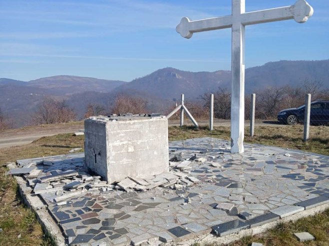 NI MRTVI NEMAJU MIRA: U Jelačićima oskrnavljen spomenik Srbima stradalim na Mali Božić (FOTO/VIDEO)