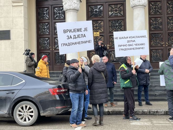PRIJETI NAM EKOLOŠKA  KATASTROFA: Radnici DEPOT-a protestvovali ispred banjalučke Gradske uprave