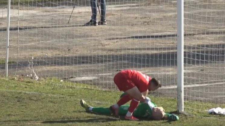 U POKUŠAJU DA SPASI GOL: Golman Zrinjskog udario u stativu i ostao nepomično ležati