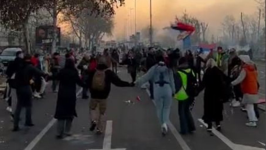 ZAIGRALI UŽIČKO KOLO ZA POGINULE? Ovako žale za nastradalima u Novom Sadu (VIDEO)