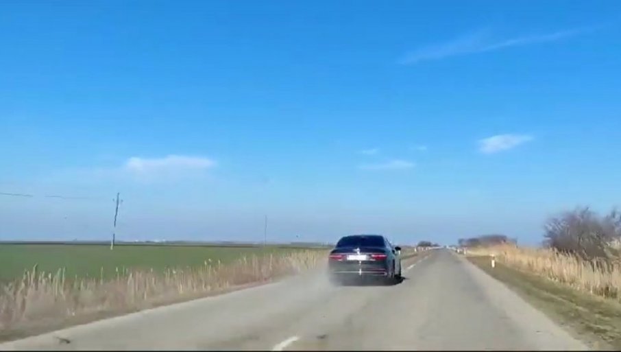 TRAGEDIJA IZBJEGNUTA ZA DLAKU: Otpala guma sa auta dok je Vučić bio u njemu (VIDEO)