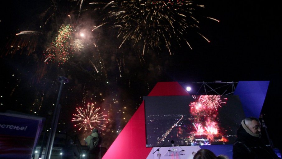 SPEKTAKULARAN VATROMET U SREMSKOJ MITROVICI: Na velikom narodnom skupu bilo 120.000 ljudi (VIDEO)