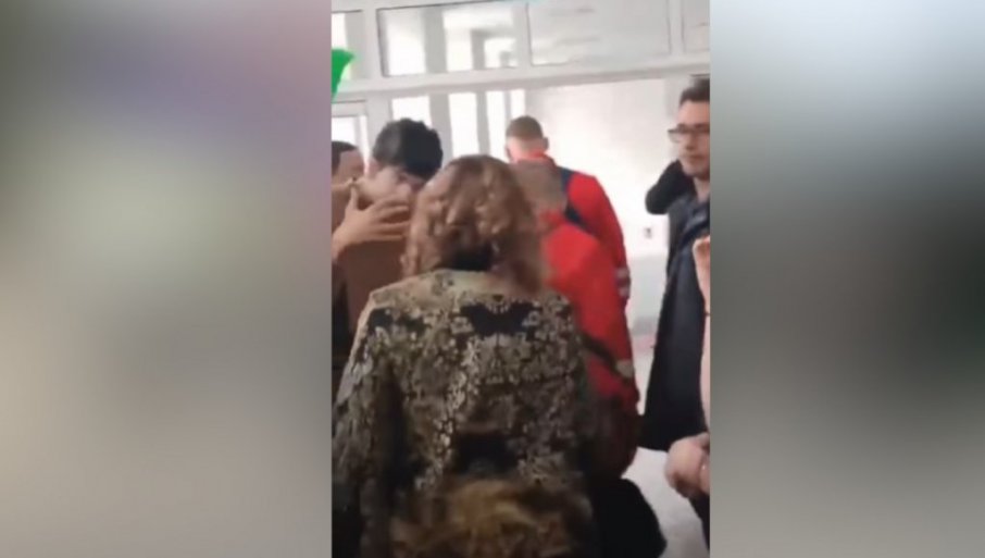 VUČIĆ OBJAVIO UZNEMIRUJUĆI SNIMAK: Učenici sprovode teror nad direktorkom škole (VIDEO)