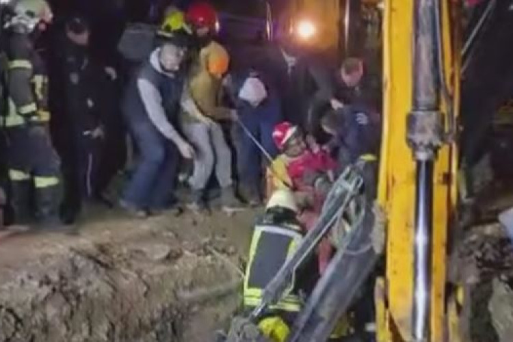 ČETIRI OSOBE IZVUČENE: Poznato zdravstveno stanje radnika na koje se obrušila zemlja (VIDEO)