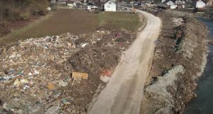 НАКОН ПОПЛАВА ФОЈНИЦА ПОСТАЛА ИЗВОР ЗАРАЗЕ: Депонија се и даље шири, једна мјештанка хитно хоспитализована (ВИДЕО)