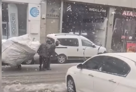 PADAVINE NAPRAVILE KOLAPS U ISTANBULU: Zatvoren brodski saobraćaj na Bosforu, otkazani neki letovi (VIDEO)