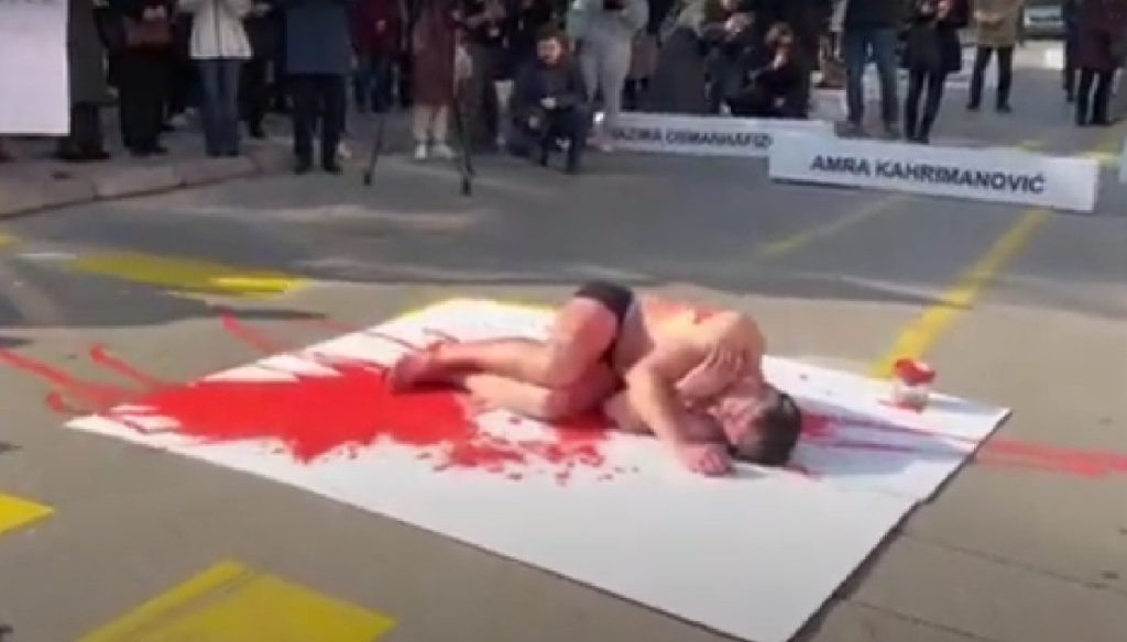 GODINA DANA OD BRUTALNOG UBISTVA AMRE KAHRIMOVIĆ: Održano protestno okupljanje Tuzlaka, njen brat izveo potresan performans (VIDEO)