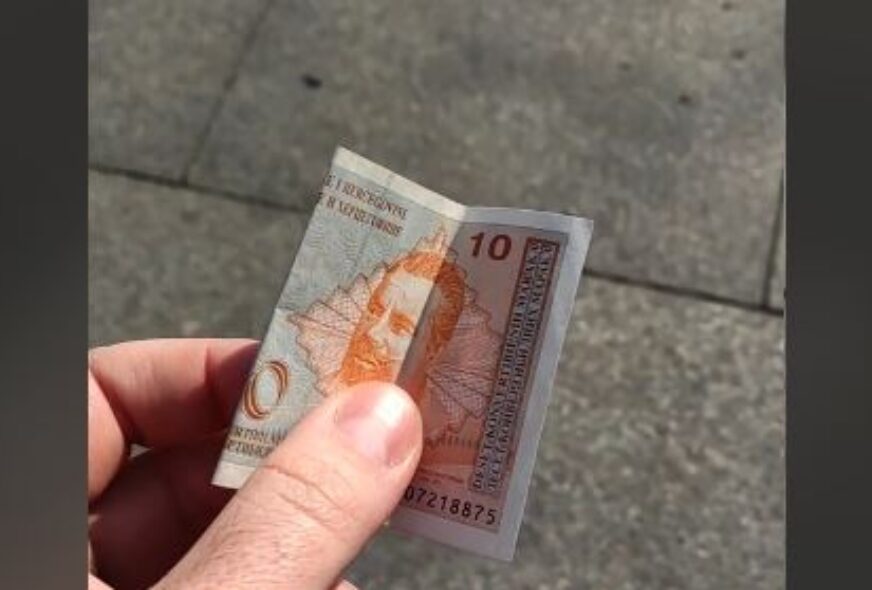 MOŽDA SE I VAMA POSREĆI: Svjetski popularan izazov „ulovi novac“ stigao u grad na Vrbasu (VIDEO)