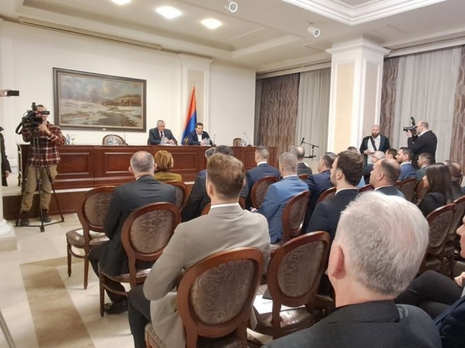 САСТАНАК У БАЊАЛУЦИ: Представници Владе Српске са свим начелницима и градоначелницима (ФОТО)