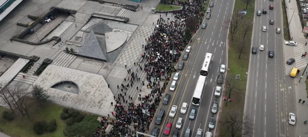 „ЉУДИ БЕЗ КРОВА, А ВИ БЕЗ ОДГОВОРА“: Одржан протест испред Парламента БиХ (ВИДЕО)