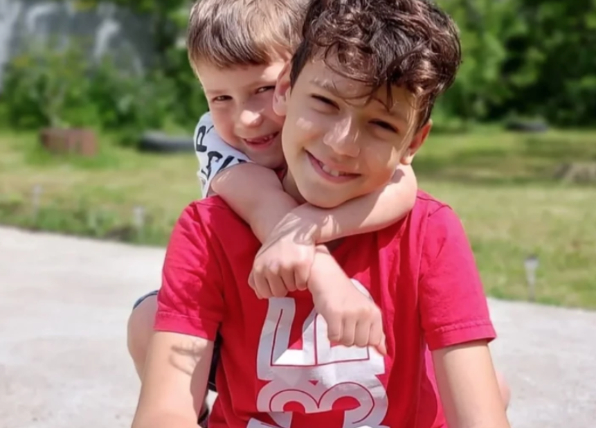 ДВА БРАТА ТЕШКО ПОВРИЈЕЂЕНА У САОБРАЋАЈНОЈ НЕСРЕЋИ ТРЕБАЈУ ПОМОЋ: Лука у колицима, Андрија у будној коми